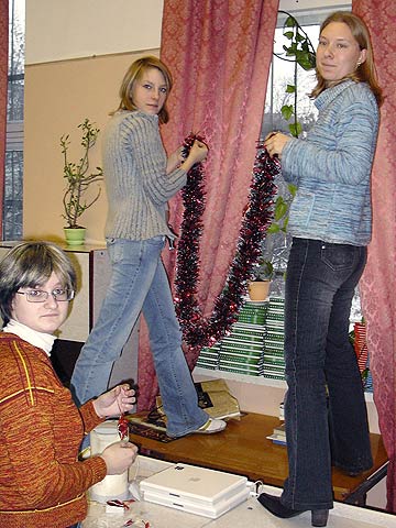 Лена Козырнова, Таня Южда и Света Хренцова из 9В украшают свой классный кабинет информатики