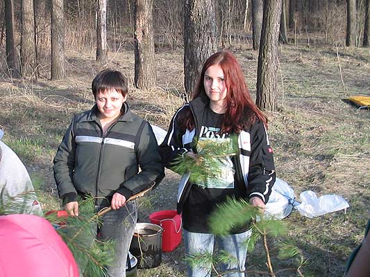 Лена и Юля за подготовкой комфорта в лагере
