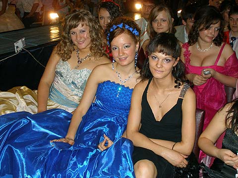 Саша Кофинк, Наташа Ибрагимова, Даша Назарова в вечерних нарядах